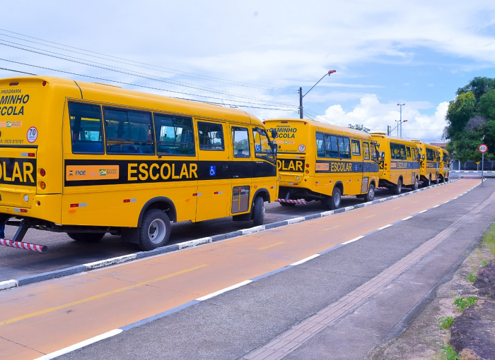 Read more about the article Secretaria de Educação de Normandia recebe 5 novos ônibus escolares do Governo do Estado